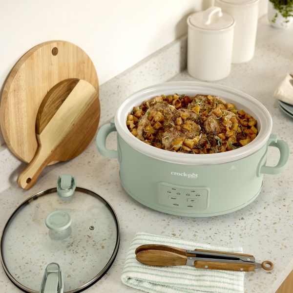 Sterowanie OneTouch wolnowar Crockpot CSC124X stoi na blacie w kuchni