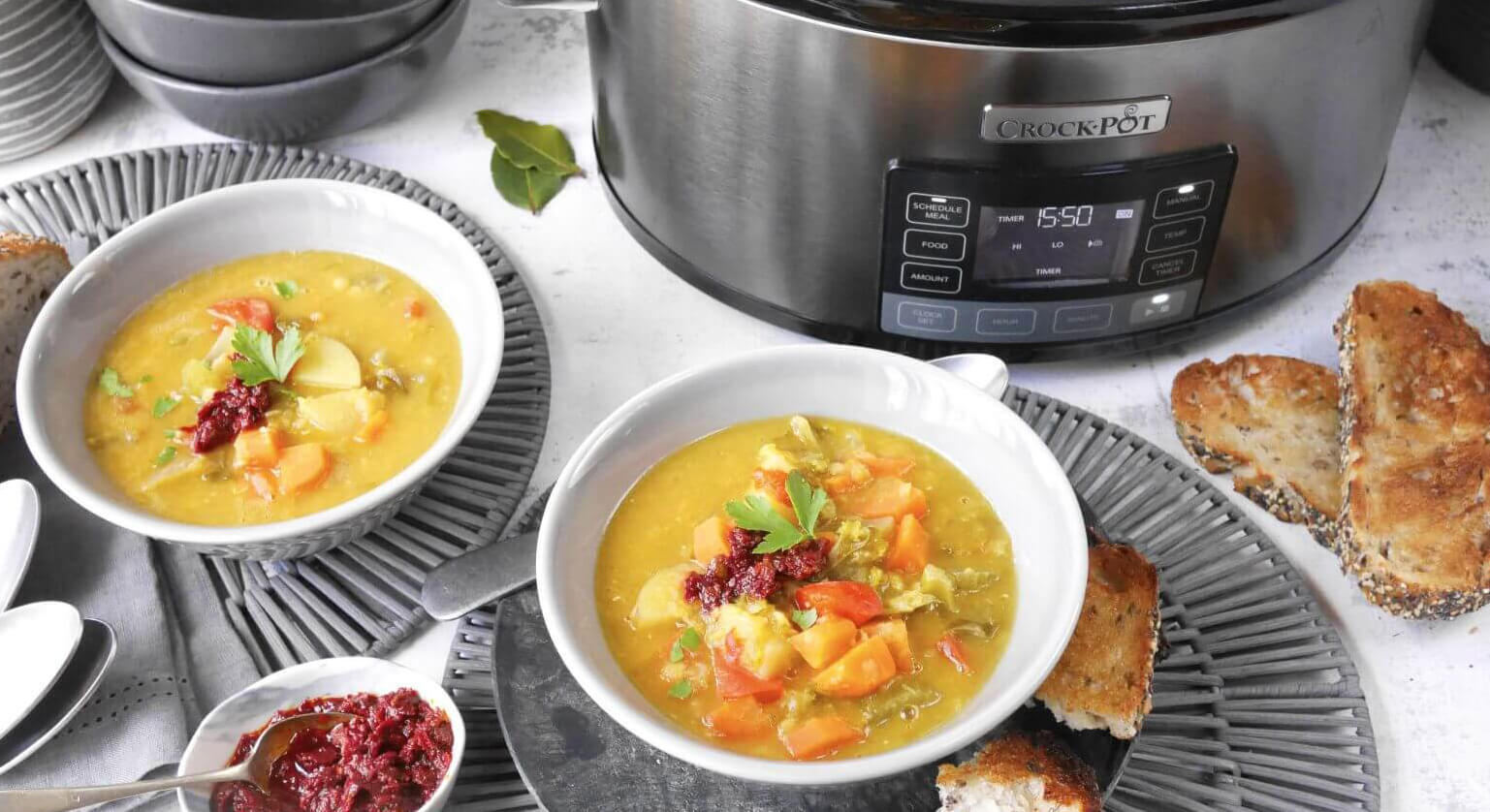Wolnowar Crock-Pot CSC066X Zupa z warzyw podana z chrupiącym chlebem a w tle stoi wolnowar