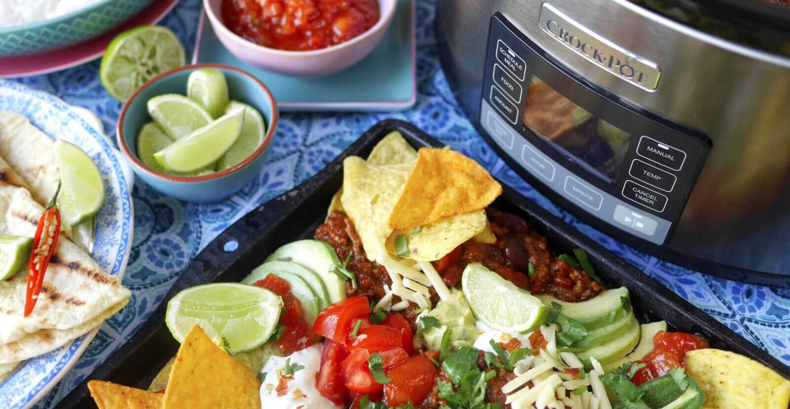 Wolnowar Crock-Pot CSC066X Sałatka jarzynowa z nachos podana z tortillą, limonką i sosem pomidorowym