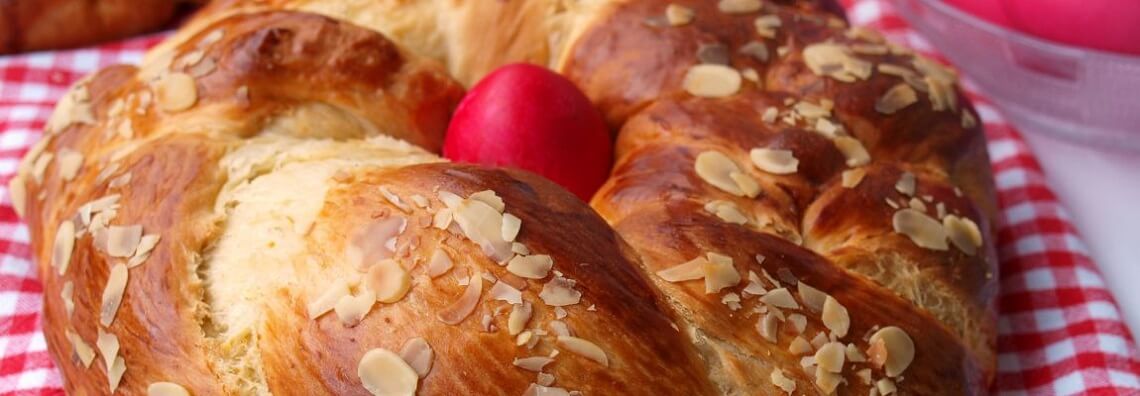 Słodki chleb paschalny Tsoureki – greckie danie Wielkanocne