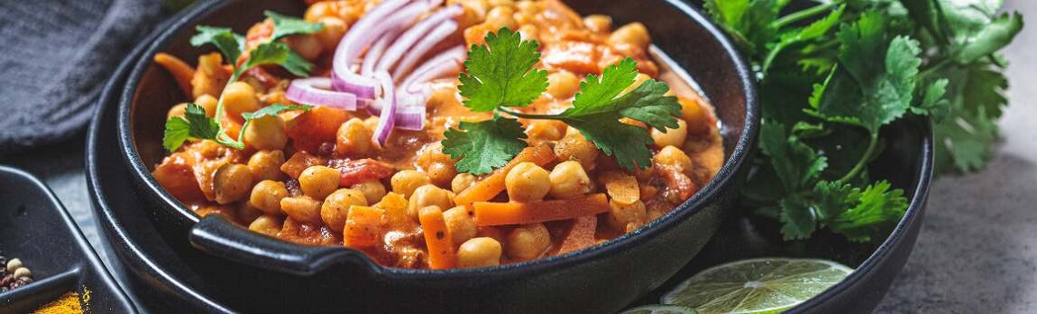 Jesienne curry z dynią i ciecierzycą to jedna z jesiennych, aromatycznych i rozgrzewających potraw, które przygotujesz z sezonowych składników, a zrobisz to w wolnowarze Crockpot
