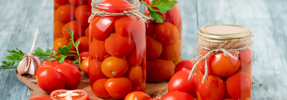 Pomidory w słoiku: przepisy na przetwory z wolnowaru