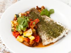 Sandacz z kurkami i pomidorem