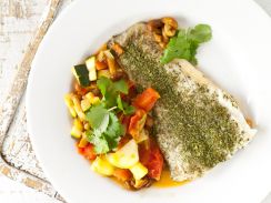 Sandacz z kurkami i pomidorem