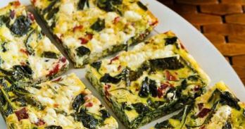 Frittata z szpinakiem, pieczoną czerwoną papryką i fetą