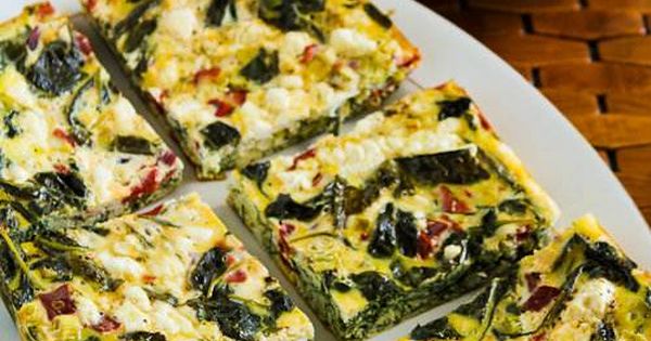 Frittata z szpinakiem, pieczoną czerwoną papryką i fetą