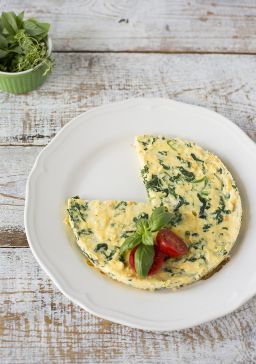 Omlet ze szczypiorkiem i żółtym serem