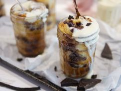 Pudding czekoladowy z bułeczkami brioche