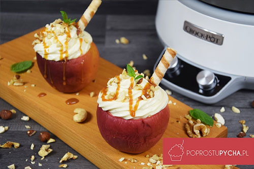 Duszone jabłka z piernikowym kremem i orzechami