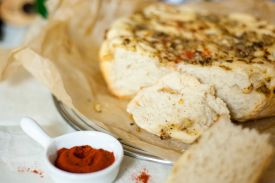 Ziołowa focaccia z rozmarynem i szałwią z wolnowaru 