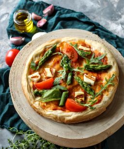 Pizza z serkiem haloumi, szparagami i rukolą