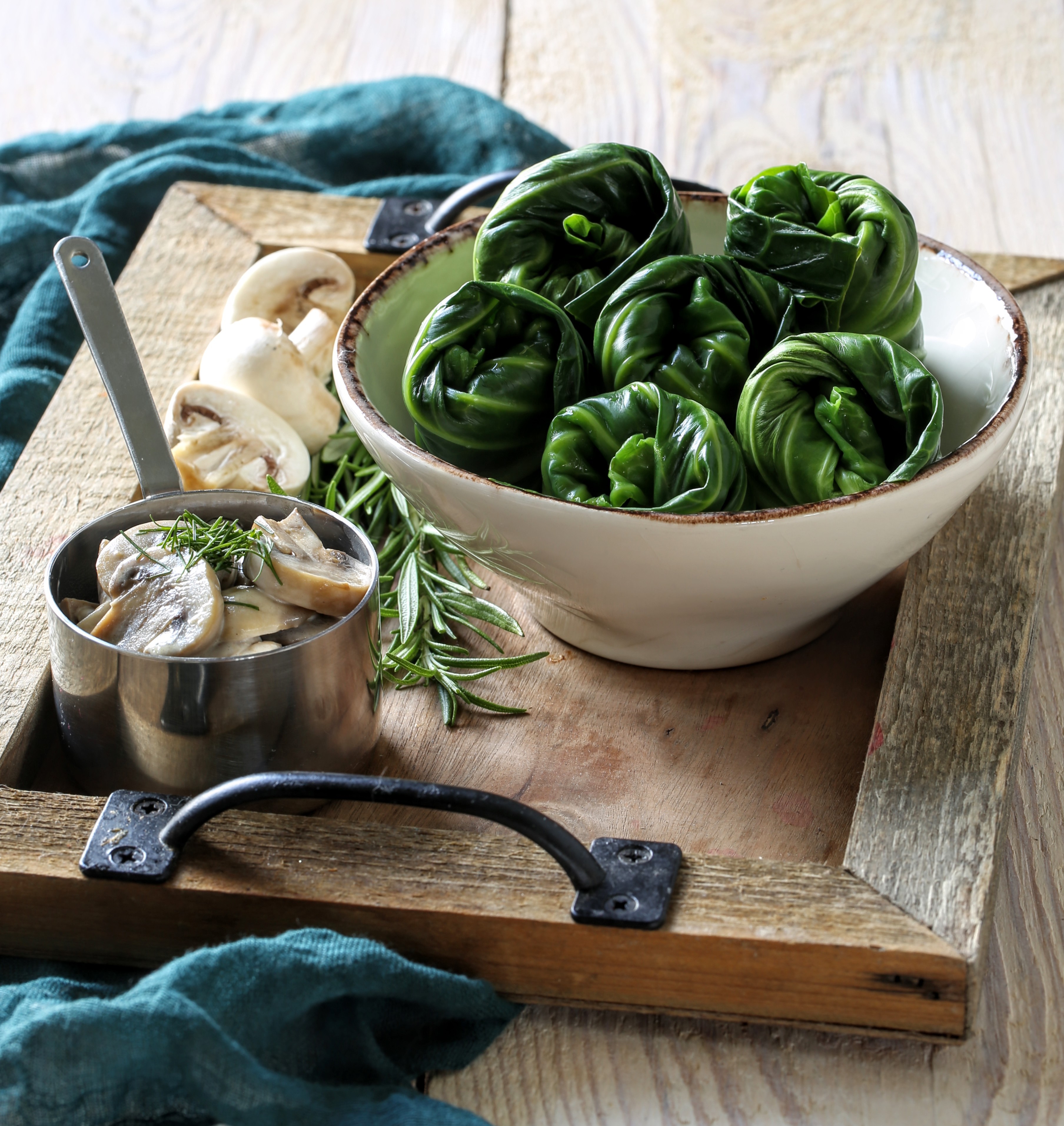 Gołąbki z młodej kapusty z pęczakiem i grzybami