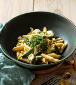 Makaron penne ze szparagami i białym sosem