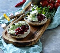 Pieczarki porto bello z żurawiną, koperkiem i serkiem halloumi