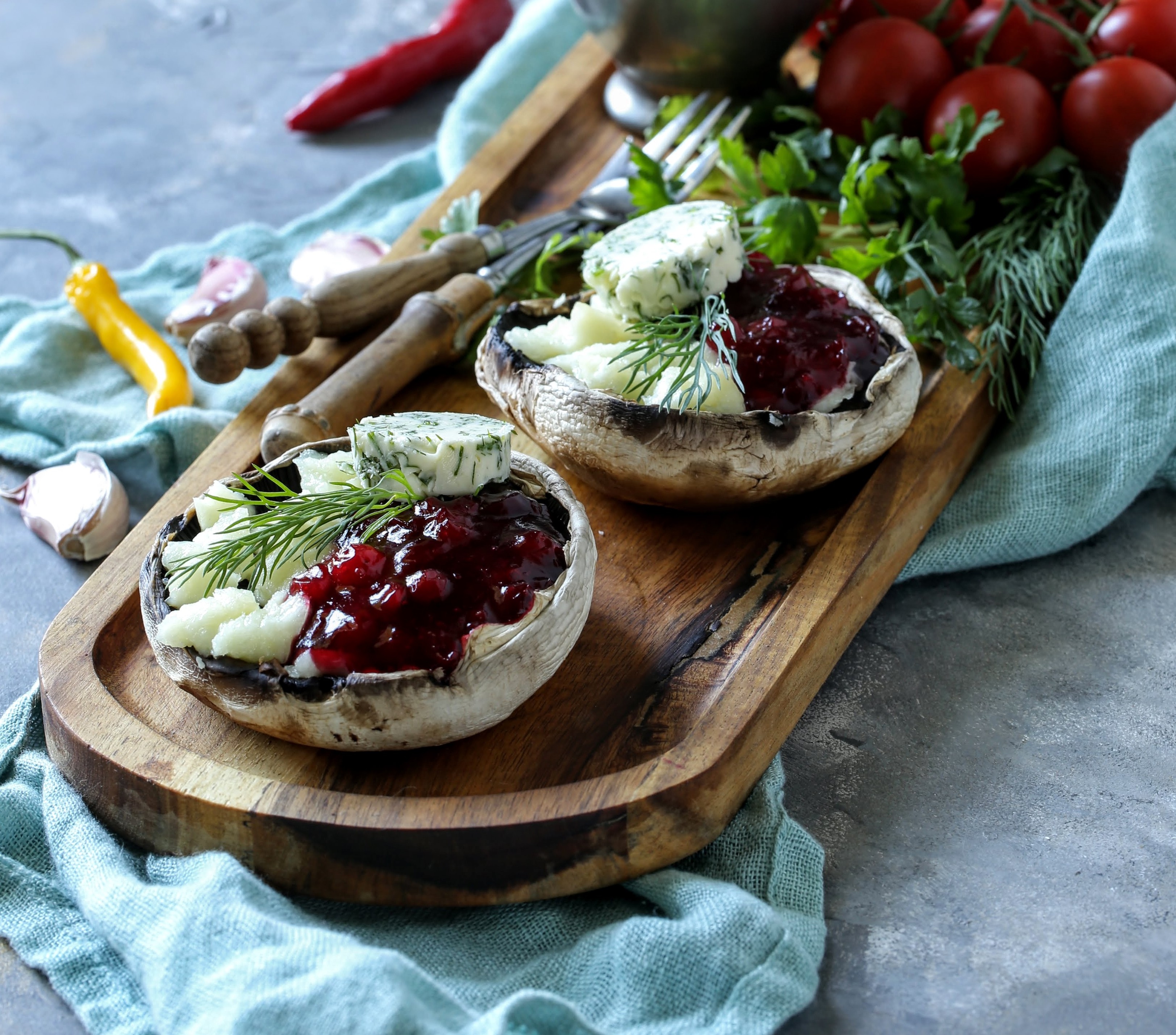 Pieczarki porto bello z żurawiną, koperkiem i serkiem halloumi