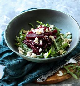 Carpaccio  z buraka z serem kozim  i orzechami nerkowca