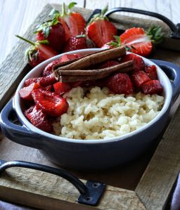 Ryżowy pudding z rabarbarem i truskawkami