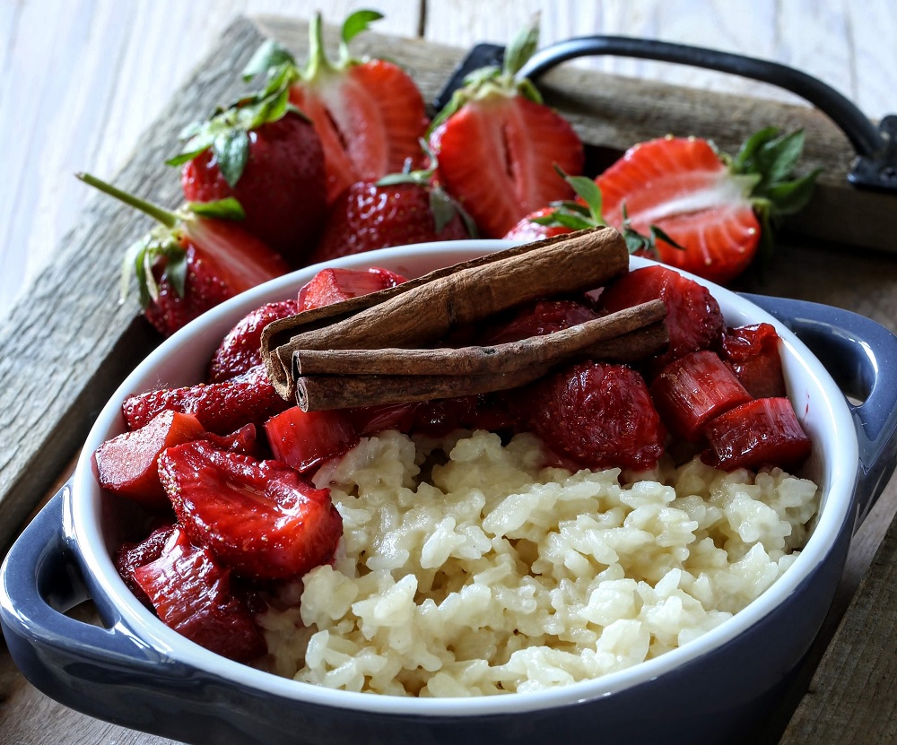 Ryżowy pudding z rabarbarem i truskawkami