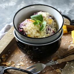 Kokosowa kruszonka z jagodami i mango