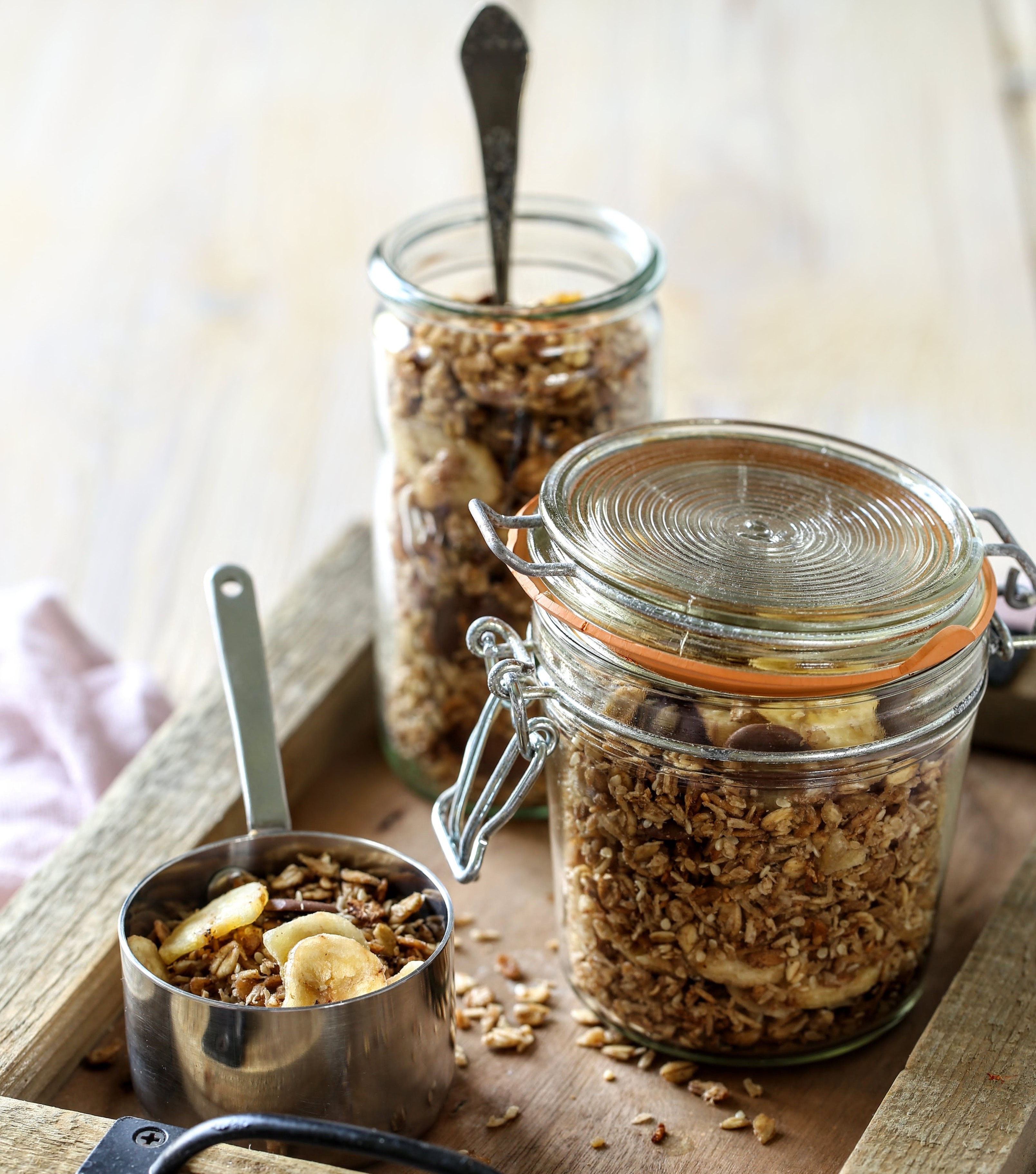 Granola z masłem orzechowym i bananem