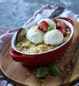 Truskawkowe crumble z lodami kokosowymi