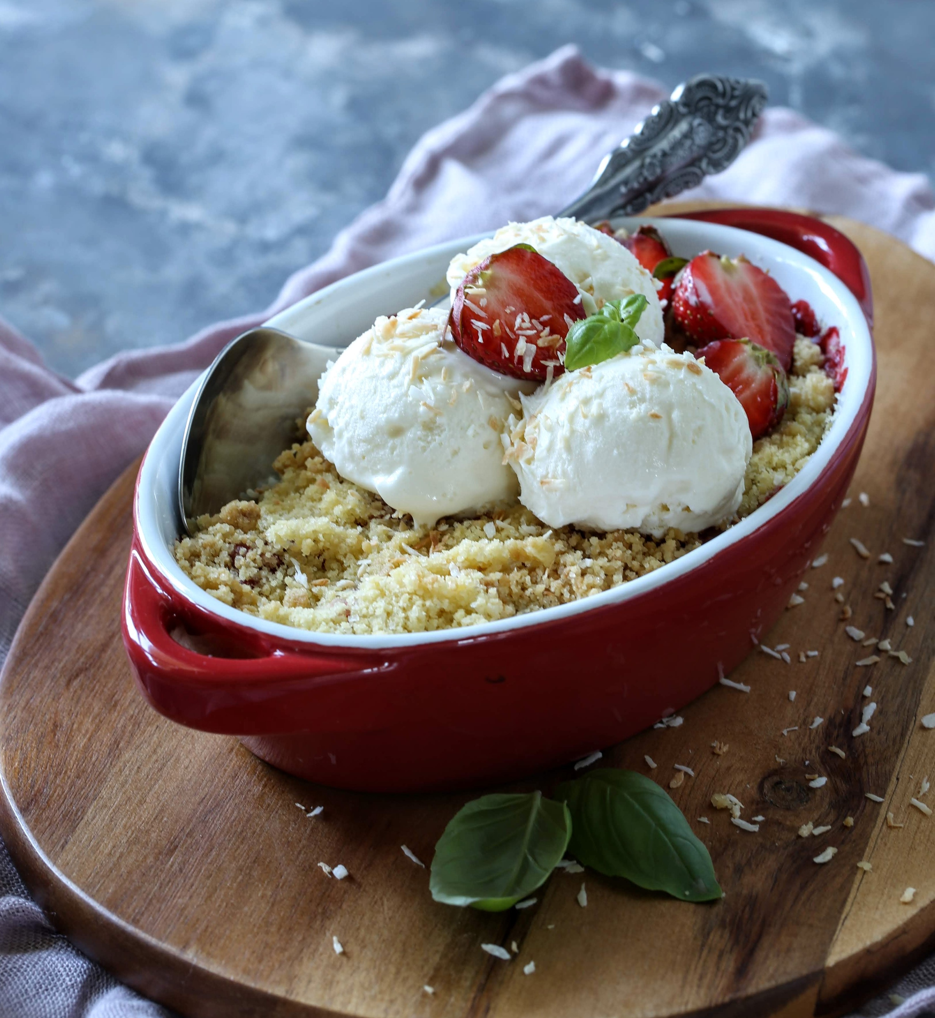 Truskawkowe crumble z lodami kokosowymi