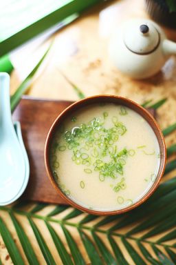 Kalafiorowa zupa typu chowder z topionym serkiem 
