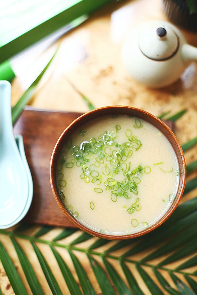 Kalafiorowa zupa typu chowder z topionym serkiem 