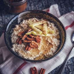 Owsianka z rodzynkami i orzechami Pekan