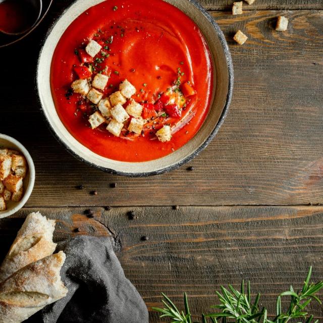 Zupa z pieczonej czerwonej papryki i pomidorów z Crock-Pot Express