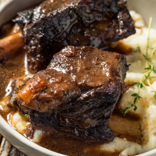 ŻEBERKA W GUINNESSIE Z SEROWYM PUREE Z KALAFIORÓW