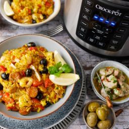 Paella z kurczakiem, chorizo i krewetkami