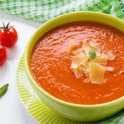Gęsta zupa pomidorowa z bazylią i parmezanem