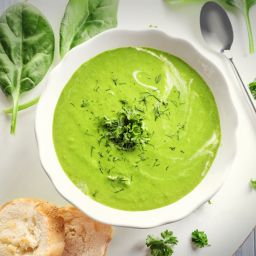 Zupa szpinakowa z ogórkiem i bazylią 