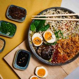 Ramen z miodową wieprzowiną