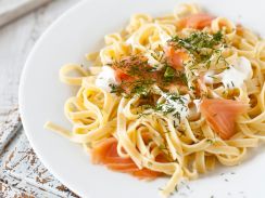 Tagliatelle z łososiem w białym sosie
